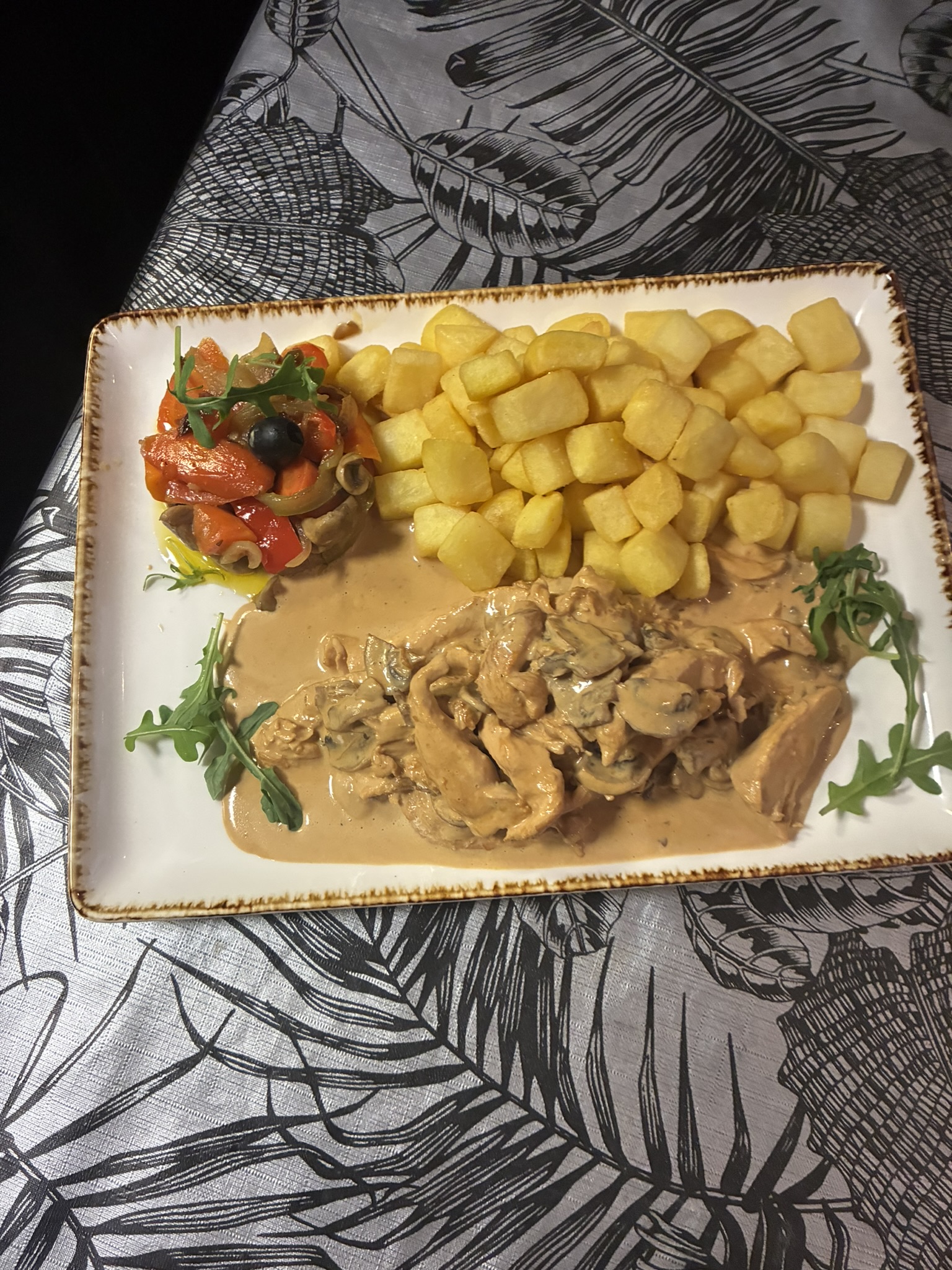 Emincé de volaille,sauce crème et champignons avec pommes rissolées et salade – 2