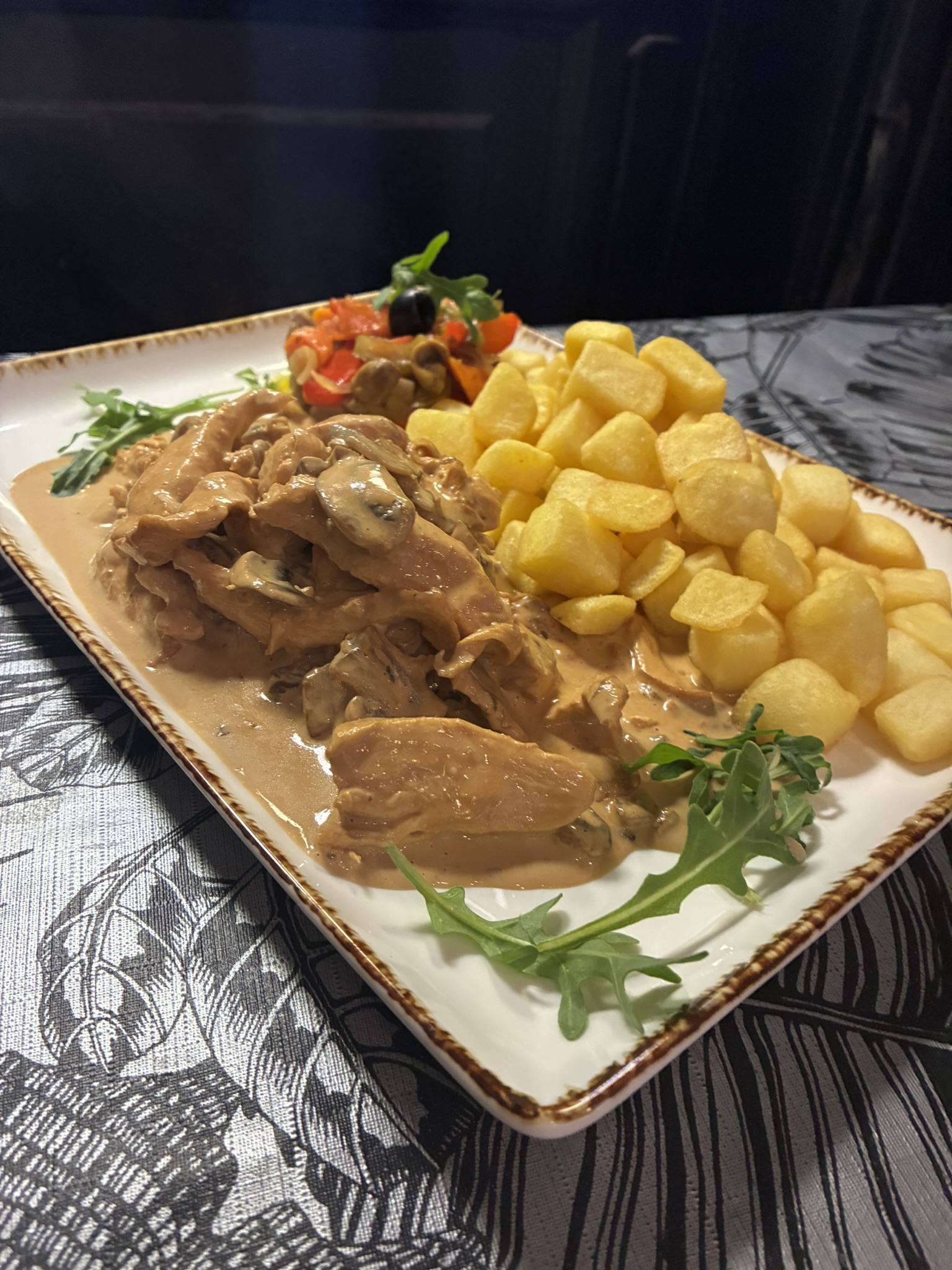 Emincé de volaille,sauce crème et champignons avec pommes rissolées et salade