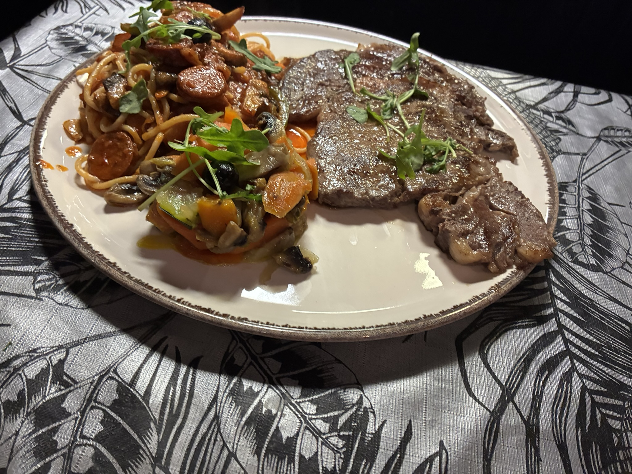 Entrecôte sauce Palermo avec spaghettis et salade