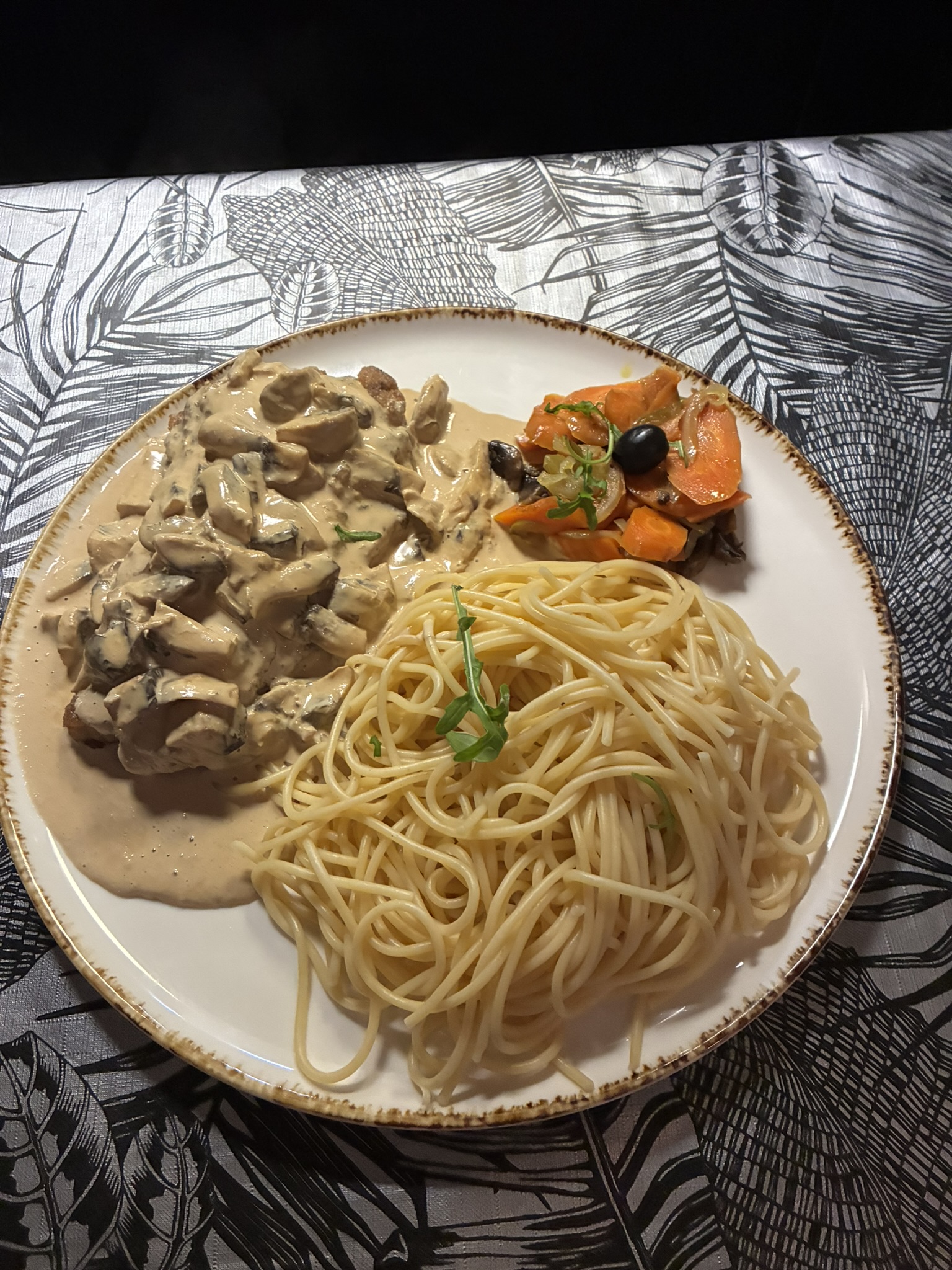 La deuxième photo c’est cordon bleu de dinde sauce crème et champignons,pates – 2