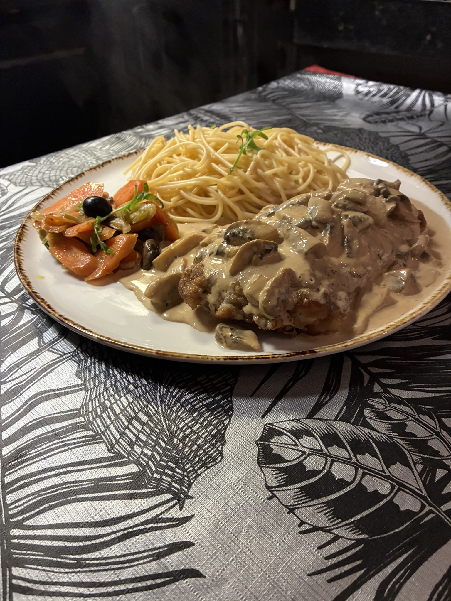 La deuxième photo c’est cordon bleu de dinde sauce crème et champignons,pates.
